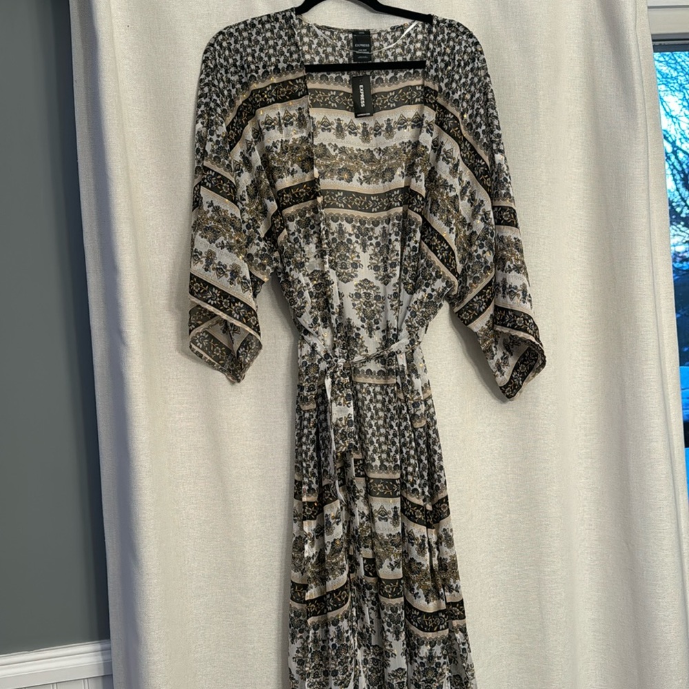 Express | NWT one size sheer floral kimono wrap
